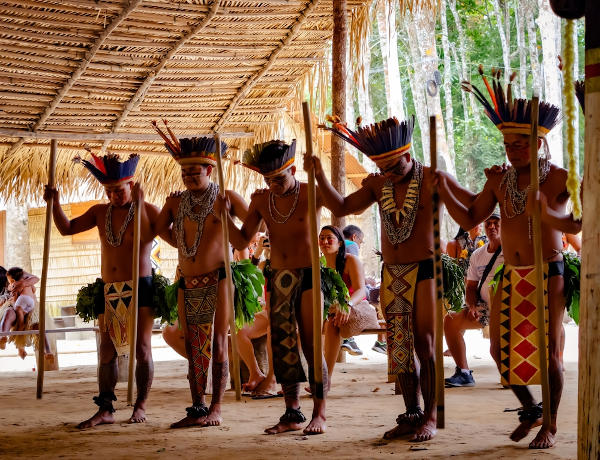 Homens pertencentes a povos indígenas da Amazônia com vestimentas típicas de sua cultura. Homens pertencentes a povos indígenas da Amazônia com vestimentas típicas de sua cultura.