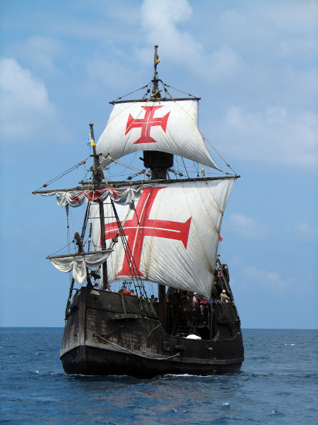 Caravela portuguesa, embarcação que facilitou a exploração do oceano durante as Grandes Navegações.