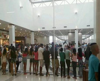 Rolezinho em Itaquera Participantes do rolezinho nos corredores do Shopping Metro Itaquera.*