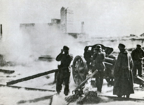 Batalha de Stalingrado Peça de artilharia alemã promovendo bombardeio sobre Stalingrado em meados de 1942.