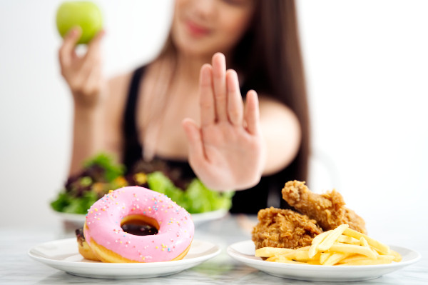 Uma alimentação saudável, com redução dos níveis de açúcar, pode melhorar a sua saúde.